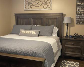 295 is 5 minutes from dam with boat launch and tritoon boat for rent. - Jasper - Schlafzimmer