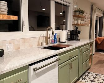 LindHaven-Modern Retreat-3BR with Hot Tub + Sauna + Arcades, 2 mi to Shattuck - Faribault - Küche