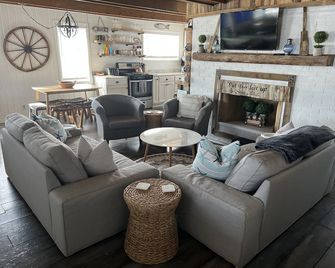 Year-Round Renovated Lakefront Cottage & Pet Friendly! - Mayville - Living room