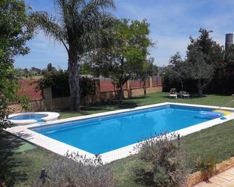Tourist Accommodation Villa. 14 Seats. 5 Bedrooms. Pool And Garden, - Alcalá de Guadaira - Pool