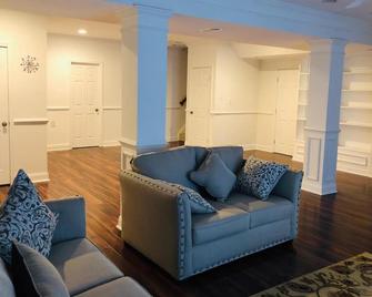 Entire basements - Ellicott City - Living room
