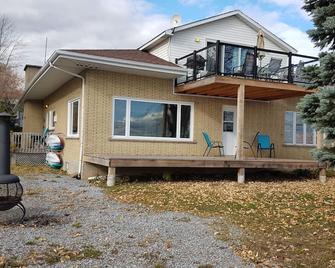 Stopover 109: Our large loft on Lake Champlain - Venise-en-Québec - Edificio