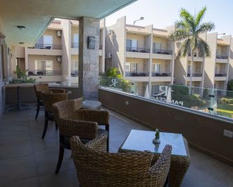 Panacea Suites Hotel - Borg El Arab - Balcón