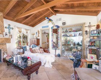 Always Inn San Clemente Bed & Breakfast - San Clemente - Living room