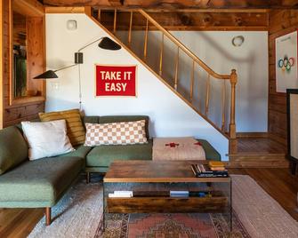 Stay Near Old Rag/White Oak Falls - Cozy Log Cabin - Etlan - Living room