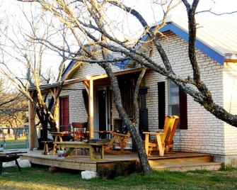 Barons Creekside Resort - Fredericksburg - Patio