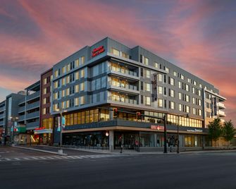 Hampton Inn & Suites by Hilton Watertown Boston - Watertown - Building