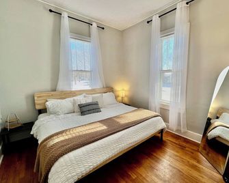 Cozy Bungalow - Close to Campus + Nespresso Coffee Maker! - Champaign - Bedroom