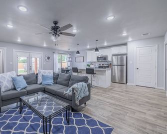 Charming 3-bedroom house near West End Shopping Center! - Lubbock - Living room