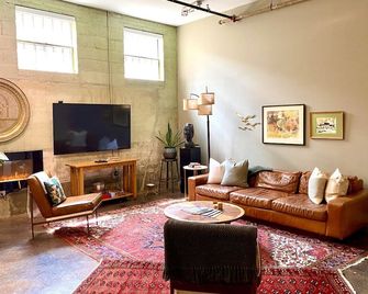 Modern City Loft Downtown Lynchburg Va Lyh Huge - Lynchburg - Living room
