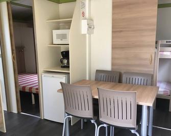Chalets Nemo du Camping Le Bivouac - Crotenay - Comedor