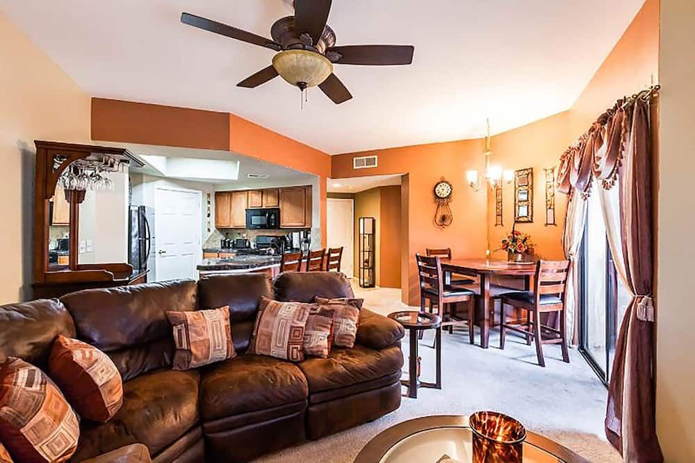 Phoenix Desert Oasis Getaway - 2-Br, 2 Bth - Desert Breeze Villas Condo Az - فينيكس - غرفة معيشة