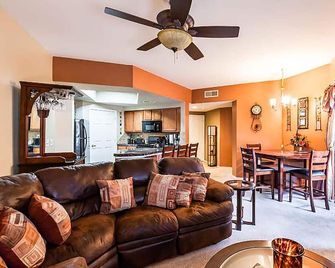 Phoenix Desert Oasis Getaway - 2-Br, 2 Bth - Desert Breeze Villas Condo Az - Phoenix - Living room