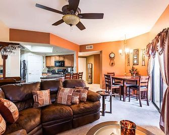 Phoenix Desert Oasis Getaway - 2-Br, 2 Bth - Desert Breeze Villas Condo Az - فينيكس - غرفة معيشة
