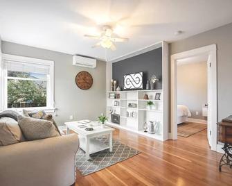 Walk to the waterfront! The Cozy Cottage - Tacoma - Living room