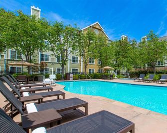 Homewood Suites by Hilton Newark-Fremont - Newark - Piscina
