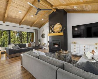 Modern Mtn Retreat: Lakefront, Direct Beach Access & Hot Tub by Tamarack Resort - Donnelly - Living room