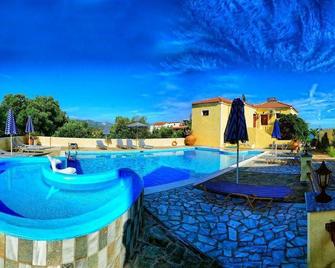Agrilionas Beach Apartments - Marathokampos - Zwembad