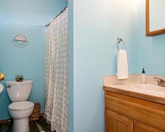 8639 Ustick - Boise - Bathroom