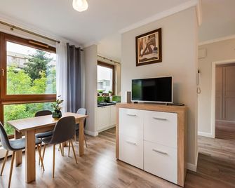 Prestige Verdant Apartment by BookingHost - Warsaw - Dining room