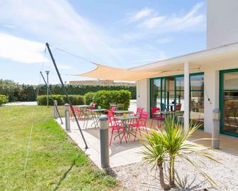 Ibis Perpignan Rivesaltes - Ривальт - Патіо