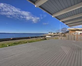 Beach House Retreat - right on the beach!!! - Stanwood - Balcón