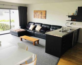 Villa 4 Aqua Soleil By The Beach - Whitianga - Living room