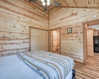 Rustic Cabin with Firepit and Grill - 10 mins to Main St - Fredericksburg - Bedroom
