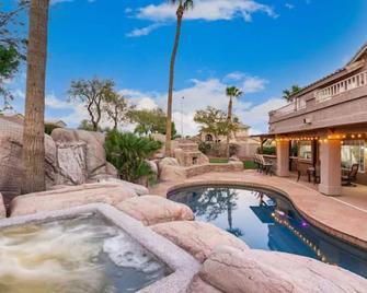 Pool and Jacuzzi + Rock slide + FUN amenities for all! - Ahwatukee - Pool