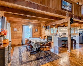 Hidden Serenity- Privacy, Hot Tub, Fire Pit, minutes from Boone - Fleetwood - Dining room