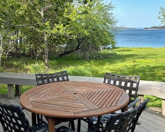 Charming, 2BR Oceanfront cottage with stunning views. - Southwest Harbor - Patio