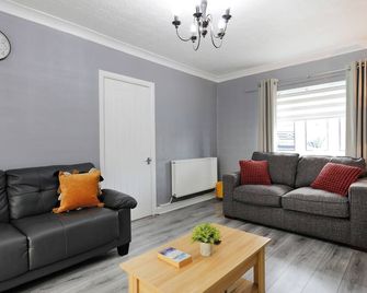 Comfy stays, Rotherham for contractors & Families, conservatory, free parking, wifi etc - Rotherham - Living room