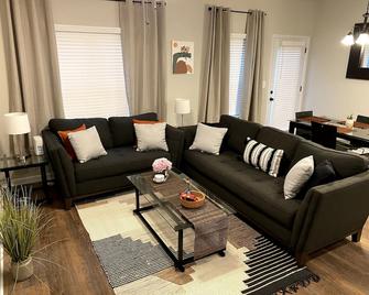 Cozy New Home/Near Airport/Quiet Neighborhood/Free Parking - Riverdale - Living room