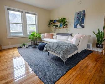 Cozy-chic getaway to all the best spots in Maine - Auburn - Living room