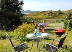 Bracara Cottage with stunning views of Loch Morar. - Mallaig - Hàng hiên