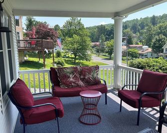 Charming Lake House Cottage with beach access and lake view - Harveys Lake - Balcony