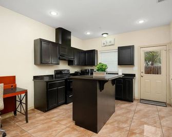 Hummingbird Haven 2 Cozy Comfort Haven - Parking at No Extra Cost - Pharr - Kitchen