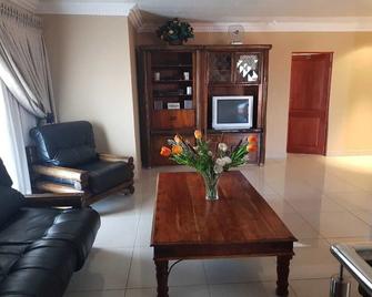 Ekuthuleni Guest house vosloorus - Boksburg - Wohnzimmer