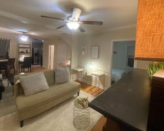 Spacious + Backyard50ft to Atwells & Downtown! - Providence - Living room