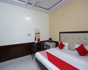 OYO 8391 Hotel Sanjog Resort - Kota - Bedroom