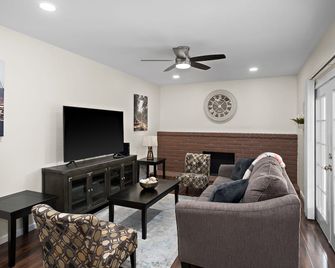 Hidden Gem Upgraded 4/2 in NW Fresno w RV Parking - Fresno - Living room