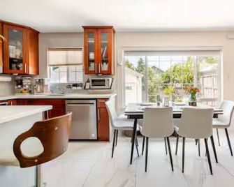 4br/3ba,heartdowntown Sanjose-Gem Craftsman,fireplace,near Sap,airport,city Hall - San Jose - Kitchen