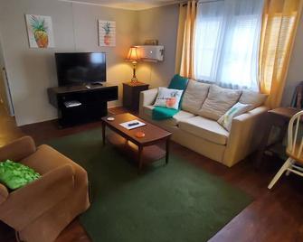 Fun Affordable 2BR/1BA in the heart of WM - West Monroe - Living room