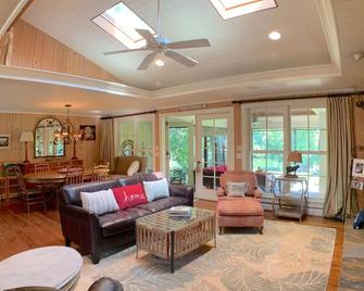 Cozy Lakefront Cottage - Kingston - Living room