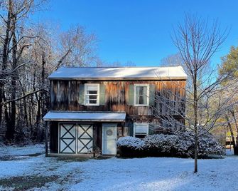 The Cozy Cottage with hot tub - Beaverdam - Building