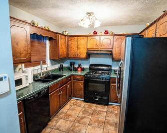Cheerful 3-Bed Room Home in Columbus, MS - Columbus - Küche
