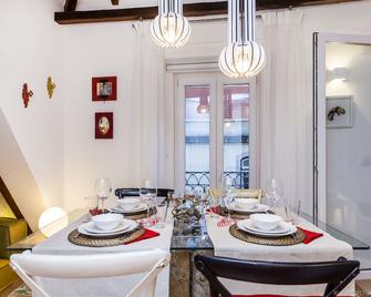 Carmo Chiado Deluxe Apartment - Lizbon - Yemek odası