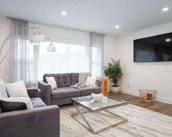 The Fresh on 4th, a beautifully remodeled home in Ontario Ohio. - Ontario - Sala de estar