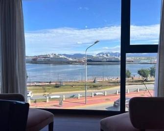 2 rooms with a view of the channel and a balcony. - Ushuaia - Balcony