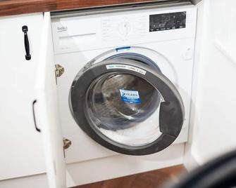 This serviced apartment is a 2 bedroom(s), 1 bathrooms, located in Chorlton-cum-Hardy, England. - Carrington - Lavandería